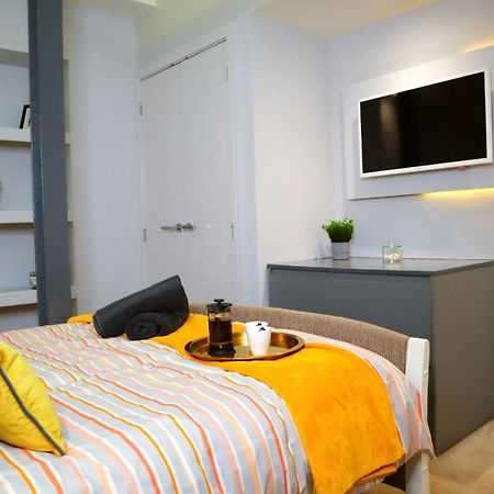 Trendy Urban Industrial Apartment - Great Location - Parking - Fast Wifi - Smart Tv - Beautiful 2 Double Bedroom Apartment Sleeps Up To 4! Bournemouth Kültér fotó