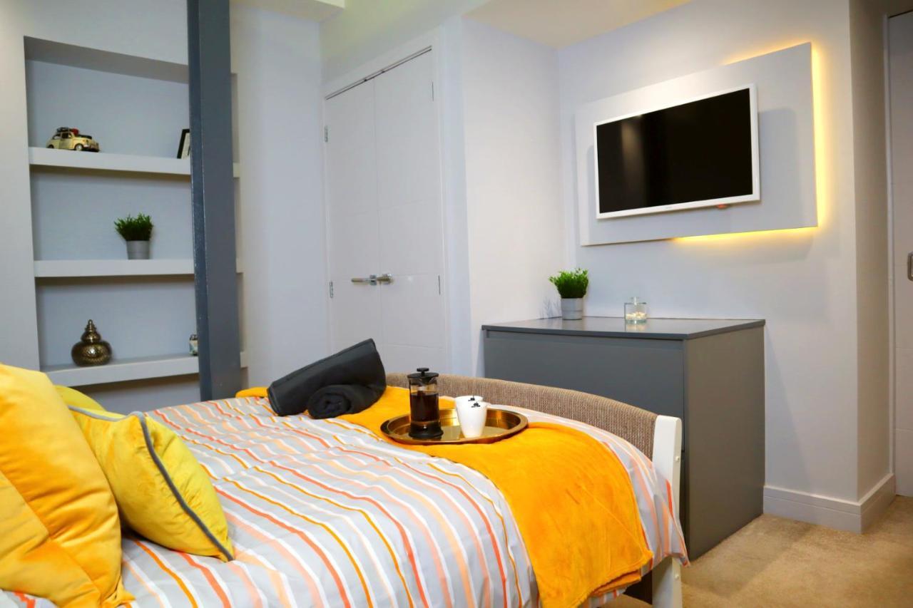 Trendy Urban Industrial Apartment - Great Location - Parking - Fast Wifi - Smart Tv - Beautiful 2 Double Bedroom Apartment Sleeps Up To 4! Bournemouth Kültér fotó