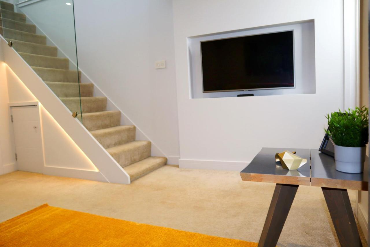 Trendy Urban Industrial Apartment - Great Location - Parking - Fast Wifi - Smart Tv - Beautiful 2 Double Bedroom Apartment Sleeps Up To 4! Bournemouth Kültér fotó