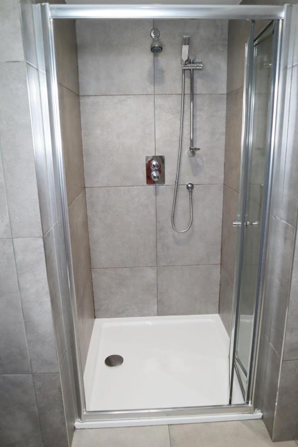 Trendy Urban Industrial Apartment - Great Location - Parking - Fast Wifi - Smart Tv - Beautiful 2 Double Bedroom Apartment Sleeps Up To 4! Bournemouth Kültér fotó