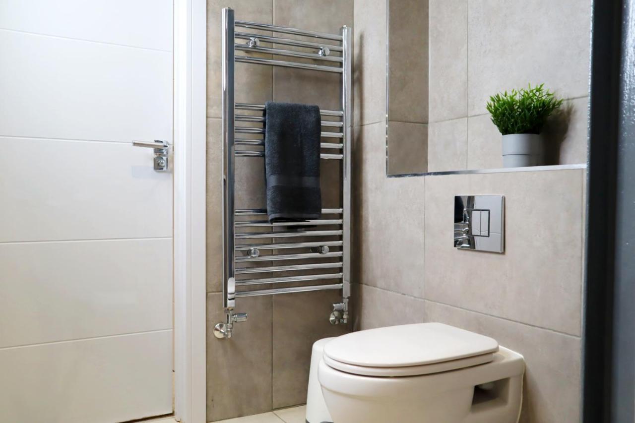Trendy Urban Industrial Apartment - Great Location - Parking - Fast Wifi - Smart Tv - Beautiful 2 Double Bedroom Apartment Sleeps Up To 4! Bournemouth Kültér fotó
